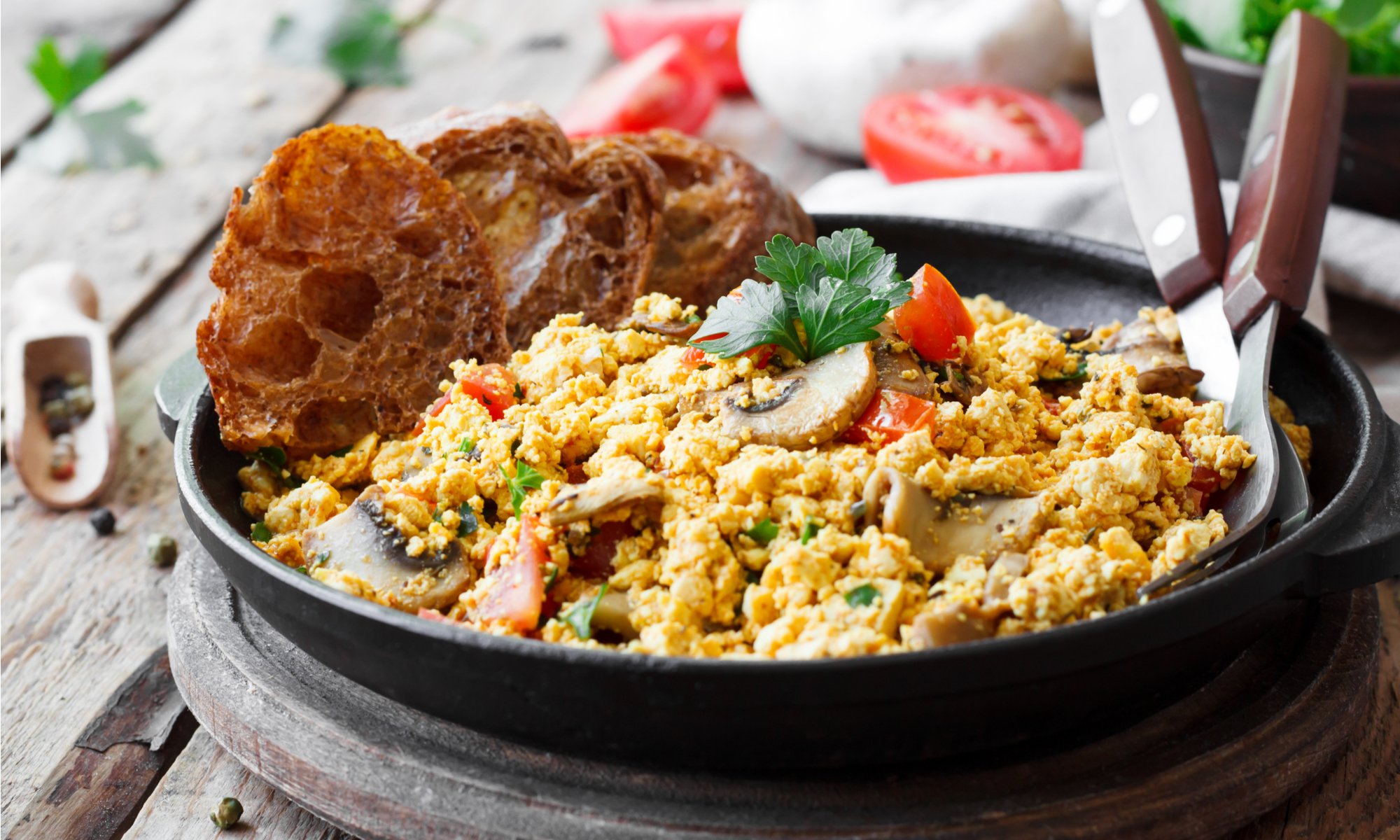 TURMERIC TOFU SCRAMBLE: QUICK, FILLING, AND EASY ON THE WALLET