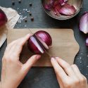 FOOL-PROOF TIPS TO PROTECT YOUR EYES WHEN CHOPPING ONIONS