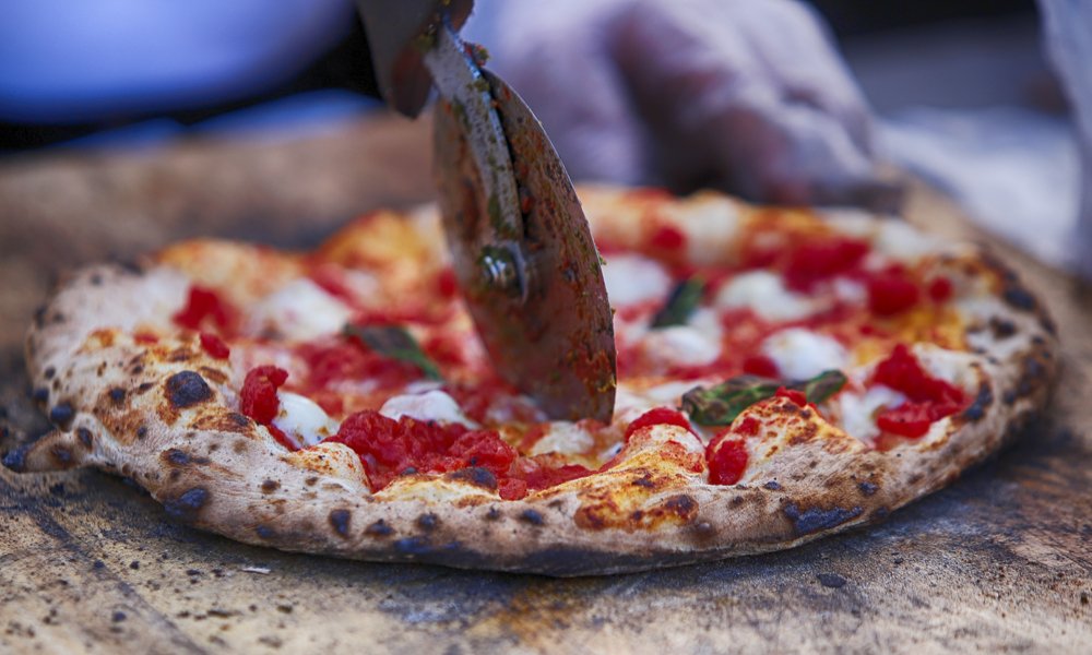 HOW TO MAKE GRILLED PIZZA, THE OVEN-FREE DINNER YOU NEED (AND DESERVE)
