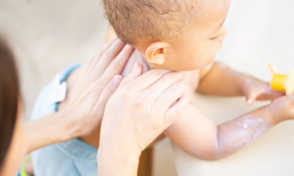 HOW TO CHOOSE A NATURAL SUNSCREEN